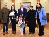 محافظ بورسعيد يكرم فتاتين من ذوى الاحتياجات الخاصة لتميزهم فى العديد من الأنشطة