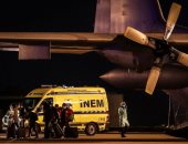 صور.. طائرة عسكرية تُقل برتغاليين تصل لشبونة قادمة من ووهان الصينية