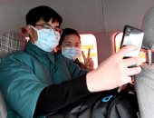 الحب فى زمن الكورونا.. عاشقان يشاركان فى مكافحة الفيروس .. صور