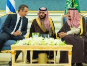 الملك سلمان يعقد جلسة مباحثات رسمية مع رئيس وزراء اليونان