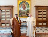 ولى عهد البحرين يلتقى البابا فرنسيس لتعزيز علاقات الصداقة والتعاون مع الفاتيكان