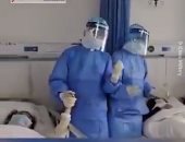 أطباء مستشفى ووهان يدعمون مرضى كورونا بالغناء خلال رحلة العلاج.. فيديو