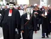 صور.. العالم هذا المساء.. عشرات المحامون الفرنسيون يتظاهرون ضد قانون المعاشات.. الأسرة الملكية تحضر إفتتاح المجلس التشريعى 14 فى برلمان أسبانيا.. قنابل غاز لمواجهة مظاهرة اللاجئون والمهاجرون فى جزيرة يونانية