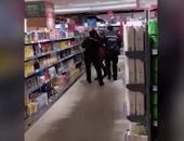 فيديو.. شرطة الصين تعتقل سيدة رفضت ارتداء قناع الوجه داخل متجر فى "شنزن"