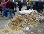 شكوى من تراكم مخلفات البناء وسط الشارع بمنطقة غرب شبرا الخيمة