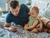 الطب النفسى يكشف كيف يؤثر هاتفك على علاقتك بأولادك؟