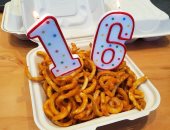  مارك زوكربيرج يحتفل بعيد ميلاد فيس بوك الـ16 بـ "البصل المحمر".. صورة