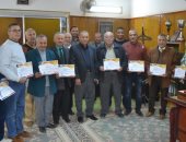 صور.. وكيل تعليم الوادى الجديد يكرم فريق عمل غرفة العمليات المركزية بالقطاع لجهودهم