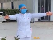 ممرضة صينية تعانق طفلتها على الهواء خوفا من نقل عدوى فيروس كورونا.. فيديو