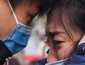 الحب فى زمن الكورونا.. ممرضة في الحجر الصحى تحتضن طفلتها بـ"عناق هوائي" حتى لا تلمسها.. وأطباء يودعون زوجاتهم بالدموع قبل السفر إلى "ووهان".. وامرأة يموت زوجها أمام عينيها بسبب "الوباء"