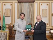 رئيس جامعة القاهرة يلتقى وفد أكاديمية بلغار الإسلامية لبحث تبادل الطلاب