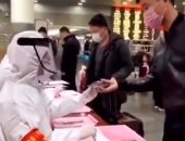 موظفو القطارات بالصين يرتدون ملابس طبية أثناء استقبال المواطنين.. فيديو