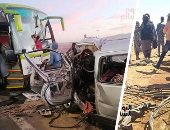 دماء على الأسفلت في أسوان.. مصرع 19 شخصا خلال 72 ساعة بالطريق الصحراوى.. شاحنة نقل تحصد أرواح 13 داخل ميكروباص.. وأبناء النوبة يشيعون جثامين 6 من شبابهم بعد حضورهم حفل زفاف.. ومطالب بازدواج الطريق.. صور