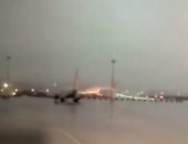 شاهد لحظة خروج الطائرة التركية عن المدرج وانشطارها أثناء هبوطها فى إسطنبول