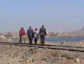 صور .. مدينة الخانكة: نقل شريط السكة الحديد 5 أمتار بقرب بحيرة عرب العليقات