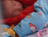 "كورونا" يجبر صينيا على رؤية طفله حديث الولادة لاول مرة عبر مكالمة بالفيديو