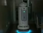 مستشفى صينى يستخدم إنسان آلى لتطهير الغرف لمكافحة عدوى كورونا.. فيديو