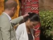 ولا بيهمه كاميرات.. لقطات مجمعة للأمير هارى مداعبا "شعر" ميجان ماركل