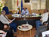 محافظ أسوان: عرض تطوير الطريق الصحراوى الغربى على رئيس الوزراء