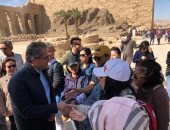 فيديو وصور.. وزير السياحة والآثار يقدم شرحًا للسائحين حول تغير واجهة معبد الأقصر