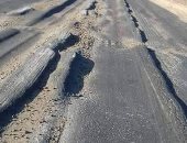"سيبها علينا".. قارئ يشكو تهالك طريق أسوان الصحراوى الغربى ويطالب برصفه 