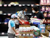 إقبال كبير على شراء المواد الغذائية فى سنغافورة خوفا من كورونا