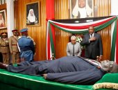 جثمان الرئيس الكينى السابق دانييل موى يصل البرلمان لعرضه على الجمهور