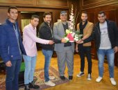 اتحاد طلاب جامعة الإسكندرية يكرم الاستاذ المعتدى عليه من طالب بكلية تجارة.. صور