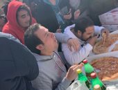 "تحدي البيتزا" .. مسابقة بين طلاب الجامعة الأمريكية فى مهرجان الطعام.. فيديو وصور
