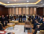 محافظ الغربية يستعرض تطوير مصنعي تدوير القمامة ومحطة إنتاج البيض 