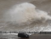 السلطات البريطانية تحذر المواطنين من العاصفة دنيس