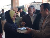 فيديو وصور.. محافظ شمال سيناء يشارك فى توزيع التابلت على الطلاب بالمدارس