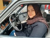 صور.. قصة كفاح من أجل الأبناء.. "نسمة" سائقة تاكسى لتوصيل البنات فقط بالشرقية