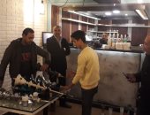 غلق وتشميع كافيه شهير بشارع مصدق بالدقى لإدارته بدون ترخيص.. صور