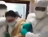 فيديو.. عناصر الحجر الصحى بالصين تقتحم منازل المشتبه بإصابتهم بكورونا