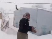 فيديو.. ندرة الخبز تواجه اللاجئين السوريين فى لبنان.. والثلوج تغطى المخيم