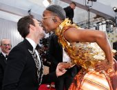 "بوسة" المغنى بيلى بورتر للمذيع براد جوريسكى تثير الجدل على سجادة الأوسكار