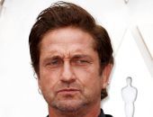 جيرارد بتلر "ضارب بوز " على السجادة الحمراء بحفل الأوسكار الـ 92