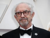 جوناثان برايس على السجادة الحمراء لحفل الأوسكار الـ 92 مرتديا شارة "اختار الحب"