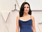 في حفل الأوسكار.. جوليا لويس دريفوس خاطفة للأضواء بفستان من تصميم Vera Wang