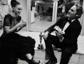 احتفال مختلف وبسيط لنجم "الجوكر" مع صديقته بالأوسكار .. شوف احتفل ازاى