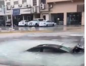 انهيار أرضى يبتلع سيارة بقائدها فى محافظة الأحساء السعودية.. فيديو