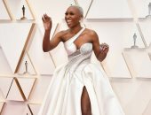 بفستان مثير ومجوهرات قيمة.. هكذا ظهرت سينثيا إيريفو بحفل الأوسكار 2020