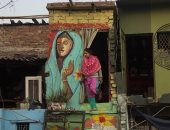صور.. سكان حى فقير فى العاصمة الهندية يزينون منازلهم بالجداريات 