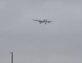 طائرة لبنانية تتحدى الرياح العاتية فى مطار هيثرو اللندنى.. فيديو