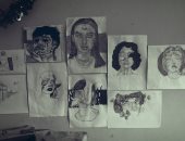 قارئ يشارك بعدد من اللوحات لموهبيته فى الرسم التعبيرى بشبرا الخيمة