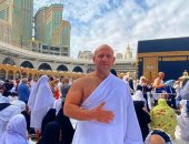 صورة جديدة لـ"أحمد مكى" من أمام الكعبة خلال أدائه مناسك العمرة