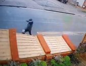 "لسه عنده عمر" رجل ينجو من الموت تحت جدار قبل انهياره بلحظات.. فيديو