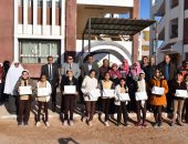 صور.. وكيل "تعليم جنوب سيناء" يكرم المتفوقين بمدرسة الزهور الابتدائية