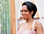 ريجينا كينج بفستان من تصميم Versace بحفل الأوسكار ومجوهراتها من Harry Winston